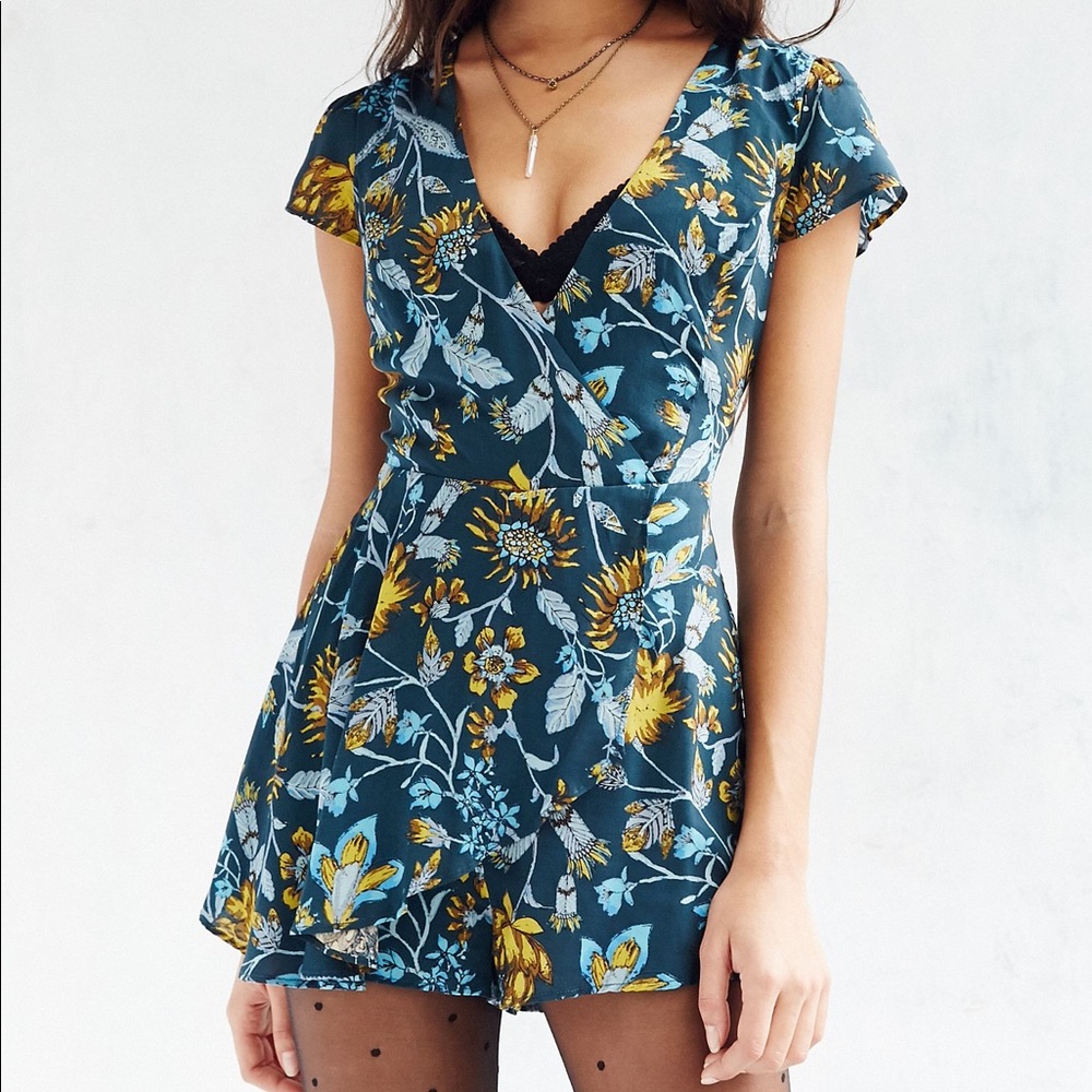 💰3 for $20💰 Urban Outfitters Romper